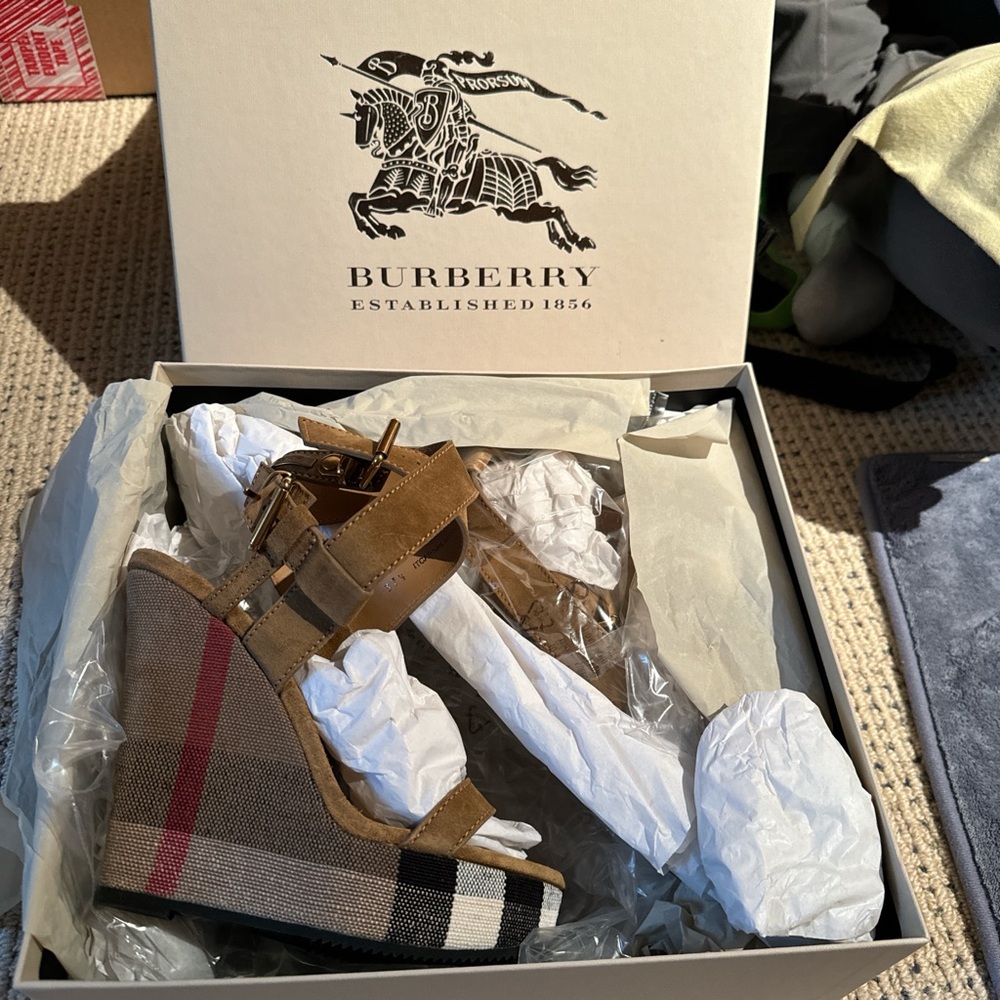 Burberry Calzatura Sandstone Wedges.